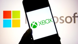 Xbox-Logo auf einem Smartphone vor einem Logo von Microsoft