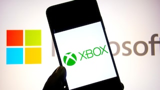 Xbox-Logo auf einem Smartphone vor einem Logo von Microsoft