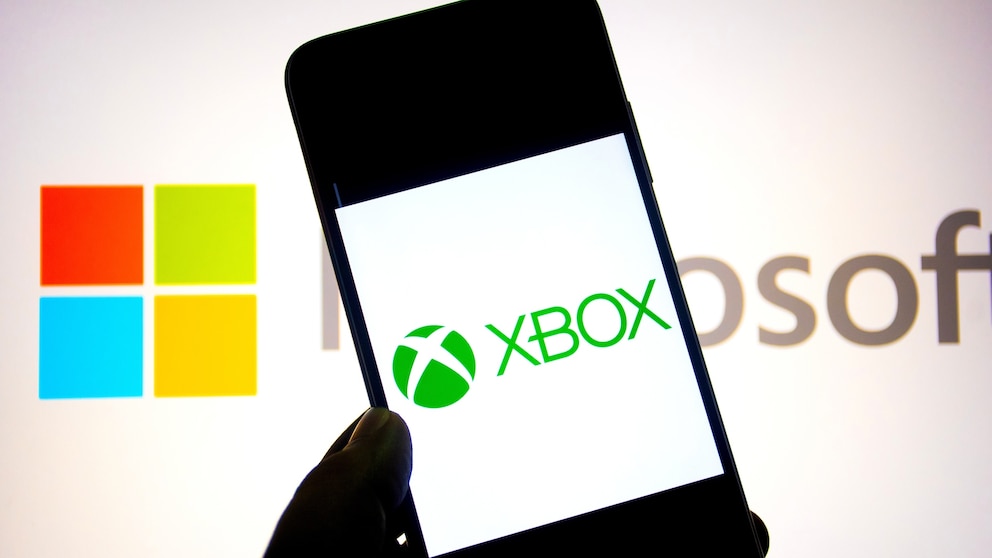 Xbox-Logo auf einem Smartphone vor einem Logo von Microsoft