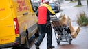 Die Paketboten liefern nicht nur Pakete aus. Sie haben noch eine weitere, durchaus praktische Aufgabe
