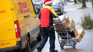 Die Paketboten liefern nicht nur Pakete aus. Sie haben noch eine weitere, durchaus praktische Aufgabe