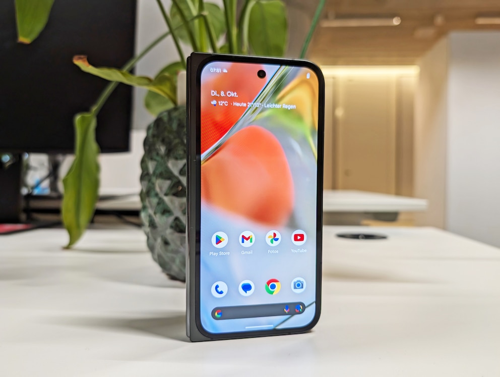 Mit seinem 20:9-Format ist das Außendisplay breiter als das des ebenfalls 6,3 Zoll messenden Samsung Galaxy 6 Fold.