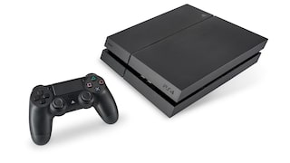 Eine PlayStation 4 mitsamt Controller