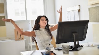 Frau ärgert sich über Rage Bait