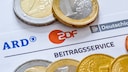 Jeden Monat werden 18,36 Euro Rundfunkbeitrag fällig – doch nicht jeder muss ihn zahlen