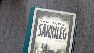 Der Kindle Scribe 2024 ist der neue eReader von Amazon, der sich per Stift bedienen lässt und somit Notizen erlaubt