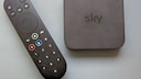 Sky Stream besteht aus einer Streaming-Box plus der Fernbedienung