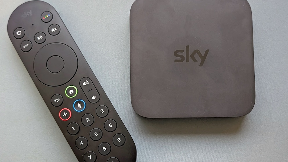 Sky Stream besteht aus einer Streaming-Box plus der Fernbedienung