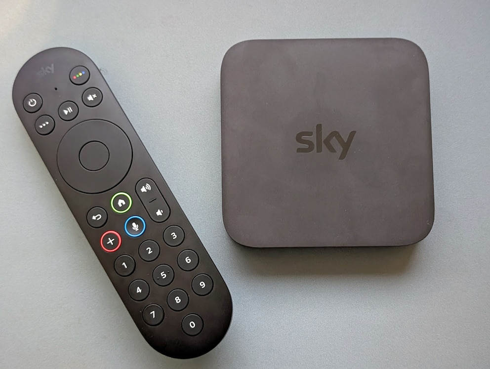 Sky Stream besteht aus einer Streaming-Box plus der Fernbedienung