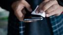 Auch das Smartphone sollte regelmäßig und gründlich einer Reinigung unterzogen werden