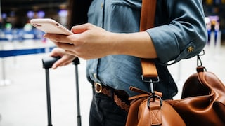 Frau hat Smartphone in der Hand