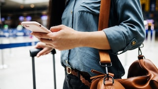 Frau hat Smartphone in der Hand