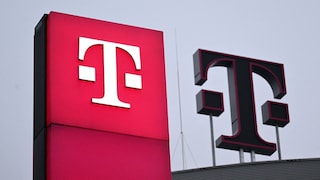 Telekom-Logo vor einem Gebäude