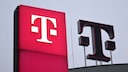Telekom-Logo vor einem Gebäude