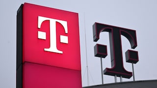 Telekom-Logo vor einem Gebäude