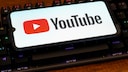 YouTube-Logo auf einem Smartphone
