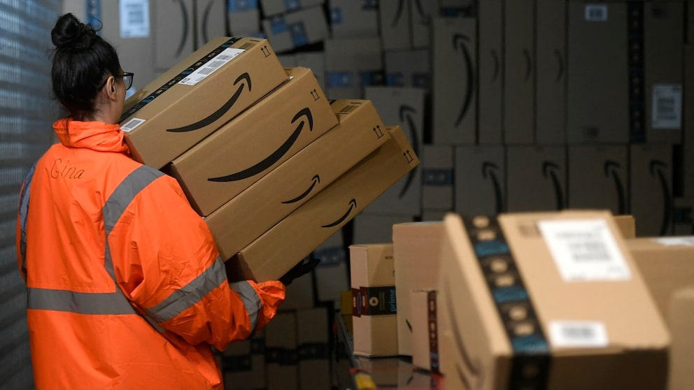 Person trägt mehrere Pakete von Amazon