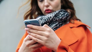 Frau fällt auf Betrugsmaschen beim Online-Dating rein
