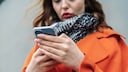 Frau fällt auf Betrugsmaschen beim Online-Dating rein