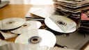 Die meisten Nutzer haben sicherlich noch alte CDs oder DVDs zu Hauser herumliegen. Dabei haben die Discs nur eine beschränkte Lebensdauer