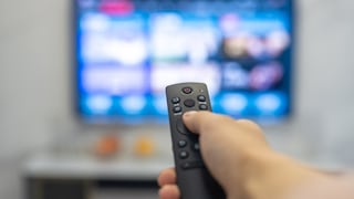 Ton am Fernseher verbessern: Fernbedienung zeigt auf Fernseher