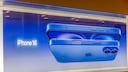 iPhone 16 auf einem Werbebanner