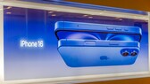 iPhone 16 auf einem Werbebanner