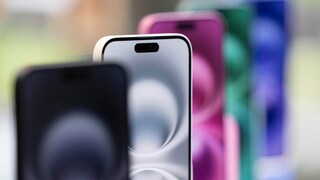 Zwischen dem iPhone 16 (im Bild) und dem iPhone 16e gibt es einige kleine Unterschiede