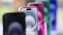 Zwischen dem iPhone 16 (im Bild) und dem iPhone 16e gibt es einige kleine Unterschiede