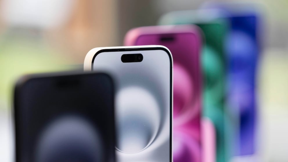 Zwischen dem iPhone 16 (im Bild) und dem iPhone 16e gibt es einige kleine Unterschiede