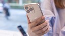 Person hält ein iPhone 16 Pro in der Hand
