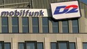 Das D2-Logo am Dach der Konzernzentrale von Mannesmann Mobilfunk