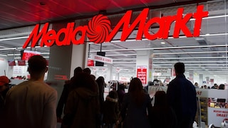 Leute betreten eine Filiale von Media Markt