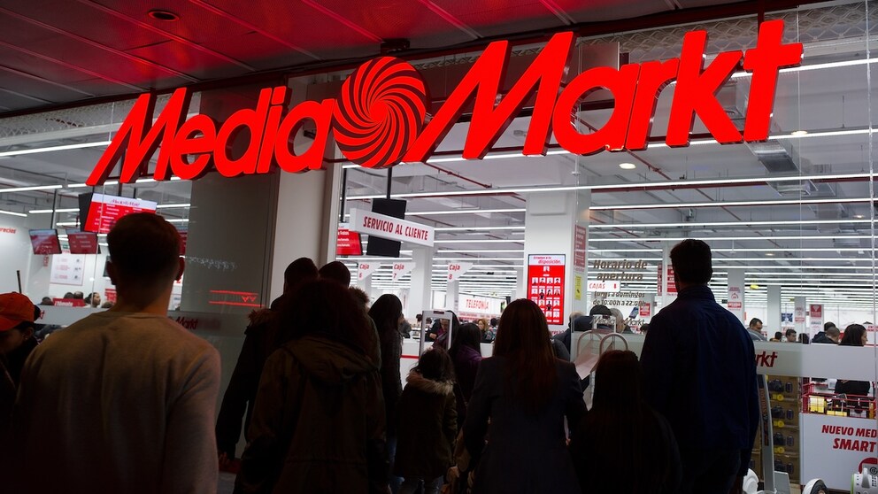 Leute betreten eine Filiale von Media Markt