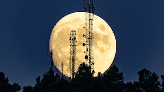 Mond und ein Mobilfunktturm