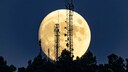 Mond und ein Mobilfunktturm