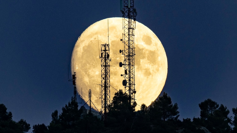 Mond und ein Mobilfunktturm