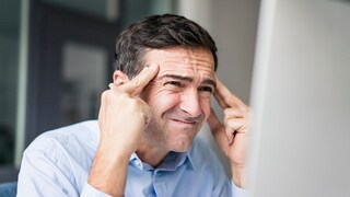 Mann schaut frustriert auf einen Monitor