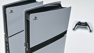 Eine PS5 Slim und eine PS5 Pro