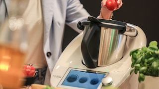 Frau bedient einen Thermomix TM6