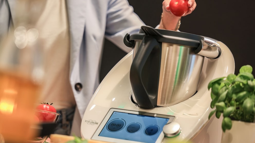 Frau bedient einen Thermomix TM6