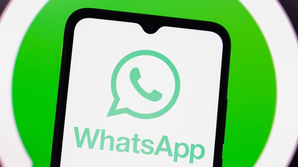 WhatsApp-Logo auf einem Smartphone