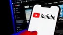 YouTube-Logo auf einem Smartphone
