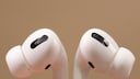 Mit Live-Übersetzung können AirPods-Nutzer auf Reisen Konversationen direkt ins Ohr übersetzen – ohne das iPhone zücken zu müssen