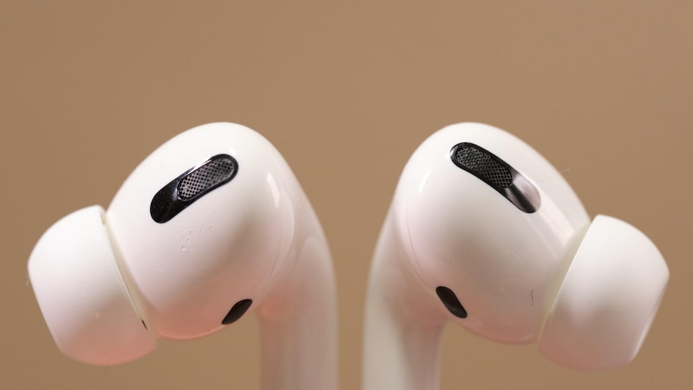 Mit Live-Übersetzung können AirPods-Nutzer auf Reisen Konversationen direkt ins Ohr übersetzen – ohne das iPhone zücken zu müssen