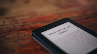 Nutzer des Amazon Kindle können sich ab sofort per Update eine neue Funktion zum Umblättern herunterladen