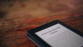 Nutzer des Amazon Kindle können sich ab sofort per Update eine neue Funktion zum Umblättern herunterladen