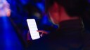 leuchtendes Smartphone im Dunkeln: Wer sich über Displays informiert, kommt um die Begriffe Nits und Candela nicht herum
