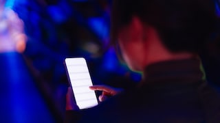 leuchtendes Smartphone im Dunkeln: Wer sich über Displays informiert, kommt um die Begriffe Nits und Candela nicht herum