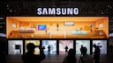 Besucher während der IFA am Stand von Samsung